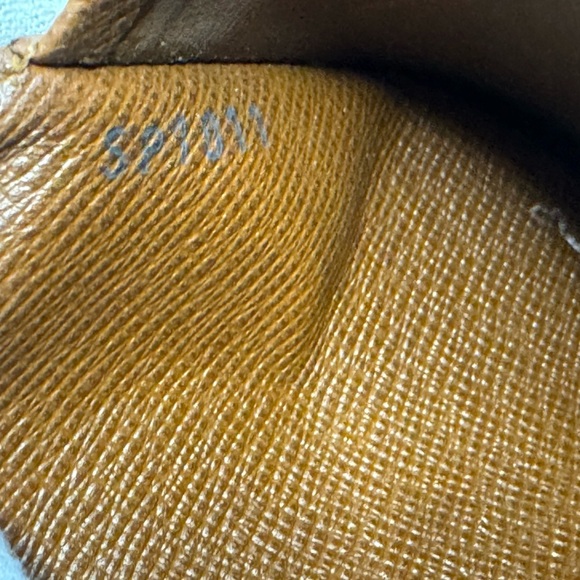 LOUIS VUITTON
Monogram Canvas Porte Papier Zipper Wallet - Picture 16 of 17